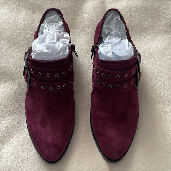 VINCE CAMUTO SUEDE SHOES - Picture 2 of 5